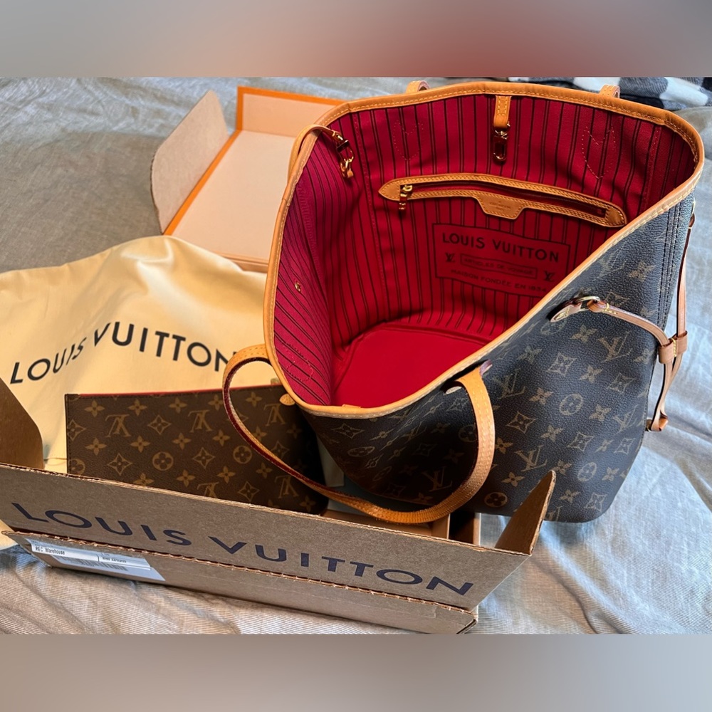 The Neverfull MM Tote Peony with removable pouch.